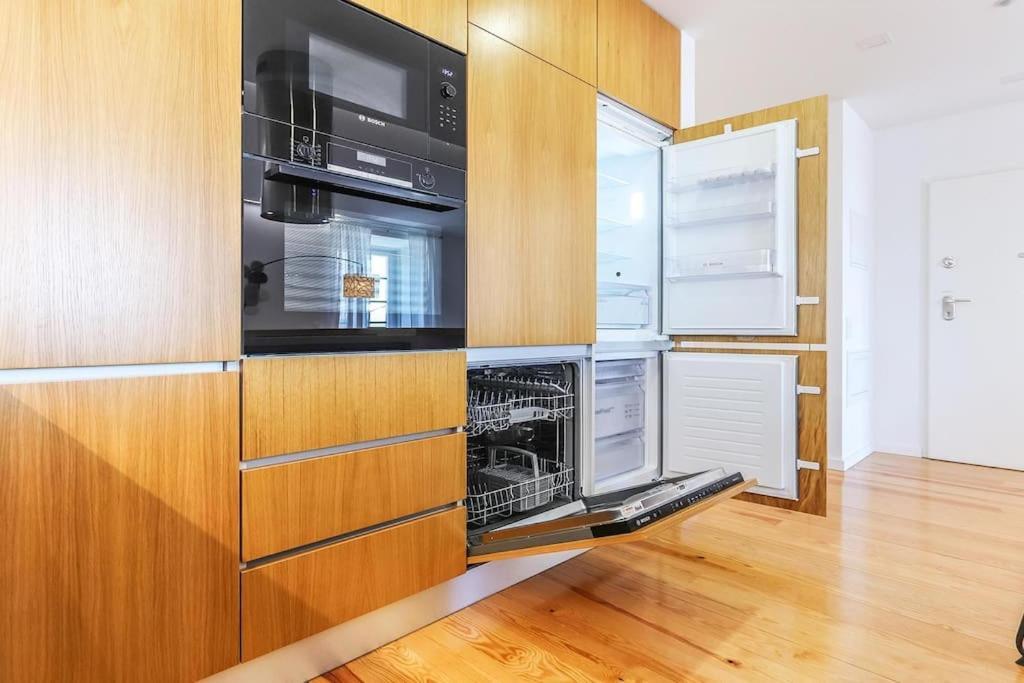 Outstanding Santos Spacious 2 Bedroom W Ac Apartment Lissabon